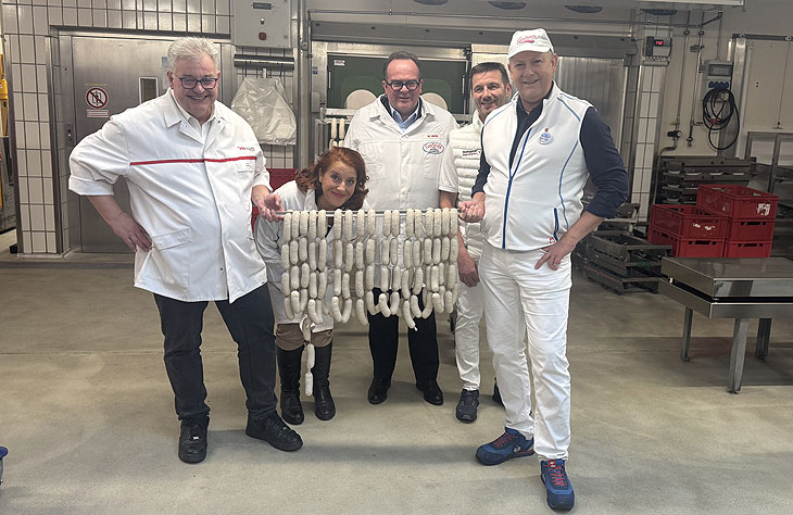 Die Wei&szlig;wurstpr&uuml;fer beurteilen die Wei&szlig;w&uuml;rste nach verschiedenen Kriterien: der stellvertretende Landes-Innungsmeister Werner Braun, Kabarettistin Luise Kinseher, Wirtschaftsreferent Clemens Baumg&auml;rtner, Obermeister Peter Heimann (Metzger-Innung Ebersberg), der M&uuml;nchner Innungschef Andy Ga&szlig;ner (&copy;Foto:Martin Schmitz)